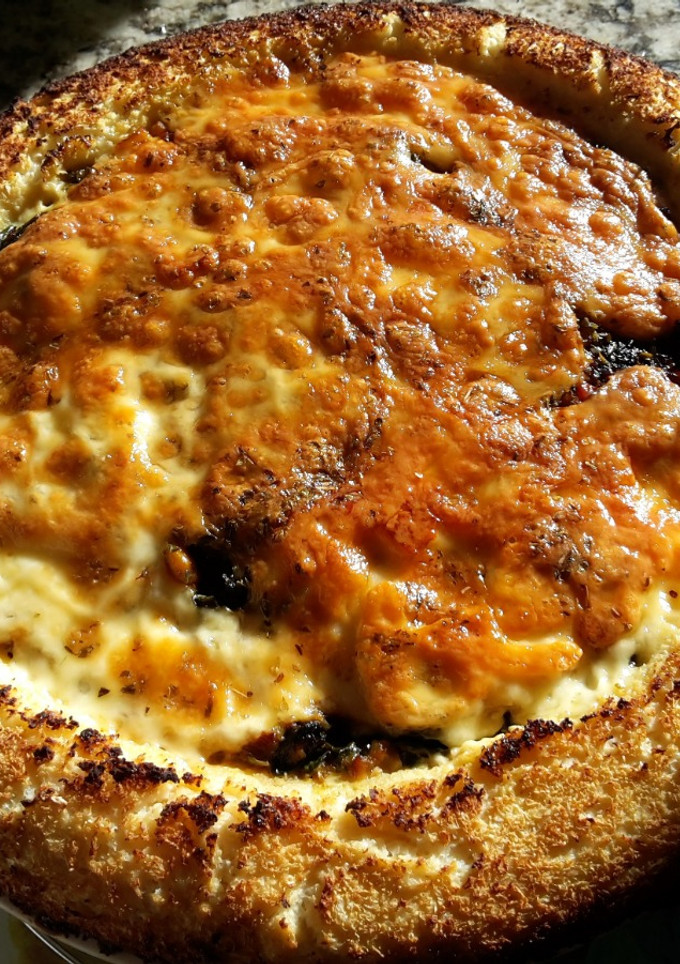 Una foto de Pastel de coliflor con vegetales y queso provolone