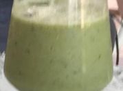 Una foto de licuado de mango y banana