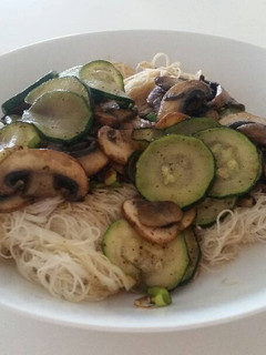 Una foto de Fideos de arroz veganos, ligeros y fáciles