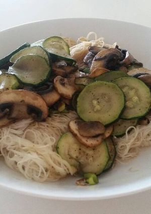 Foto principal de Fideos de arroz veganos, ligeros y fáciles