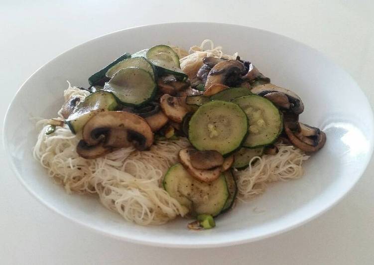 Fideos de arroz veganos, ligeros y fáciles