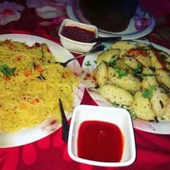 A picture of Vermicelli and fried idli.