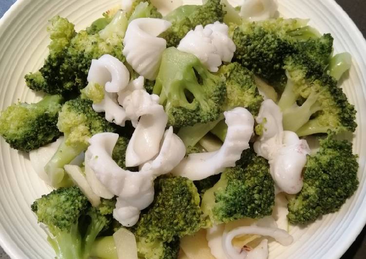 Simple Way to Make Appetizing Squid Broccoli