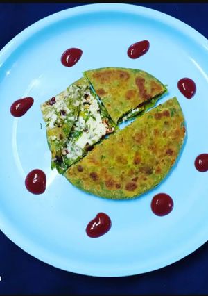 પાલક પનીર પરોઠા રેસીપી મુખ્ય ફોટો