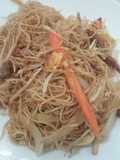 Fideos de arroz frito tres delicias