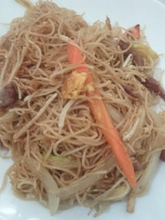 Una foto de Fideos de arroz frito tres delicias