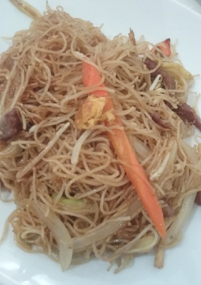 Una foto de Fideos de arroz frito tres delicias