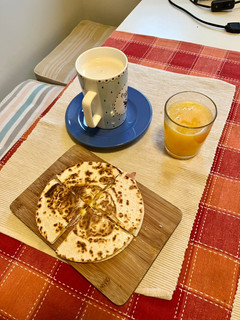 Una foto de Tortilla de trigo con jamón y queso