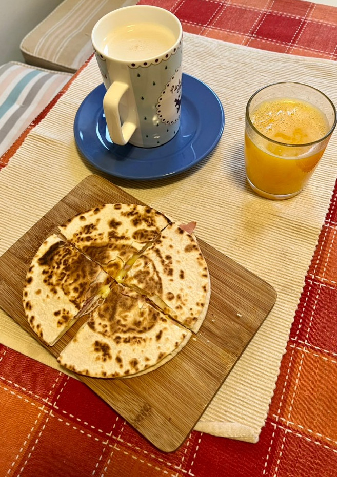 Una foto de Tortilla de trigo con jamón y queso