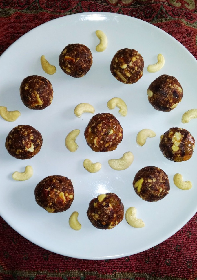 A picture of Dates and nuts Laddu.