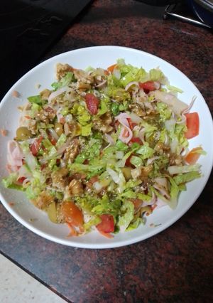Una foto de Poke de ensalada con jamón cocido, espárragos y nueces