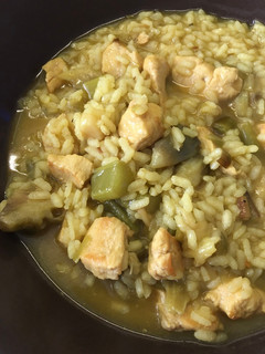 Una foto de Arroz caldoso con alcachofas, ajos tiernos y pollo