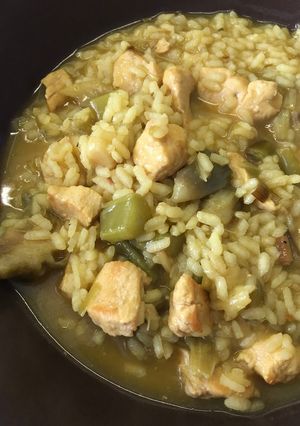 Foto principal de Arroz caldoso con alcachofas, ajos tiernos y pollo