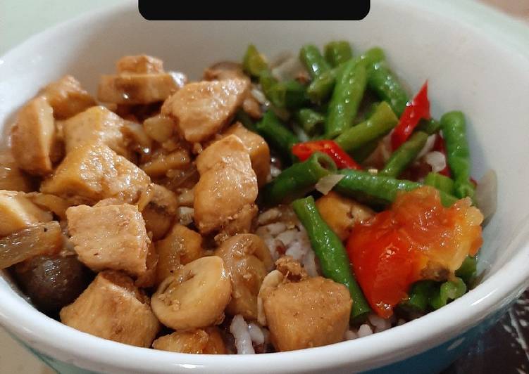 BIKIN NGILER! Begini Resep Rice bowl ayam+tahu+jamur bumbu bakmoy tanpa kuah Enak