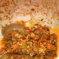 A picture of Snasir wit vegetable nd egg sauce.