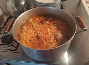 Una foto de Guiso de caldo y fideos con carne🍲