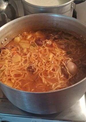 Una foto de Guiso de caldo y fideos con carne🍲