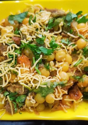 रगड़ा कचौड़ी चाट(ragda kachodi chaat recipe in hindi) रेसिपी मुख्य फोटो