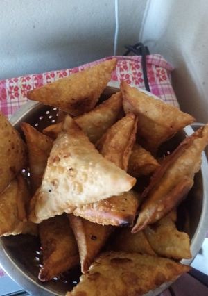 A picture of Green gram(pojo) samosas.