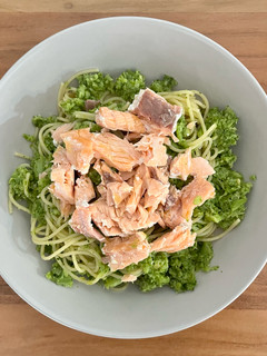 Una foto de 🥦 Pasta con salmón y salsa de brócoli 🐟