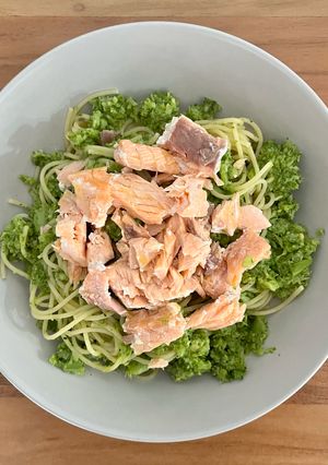 Una foto de 🥦 Pasta con salmón y salsa de brócoli 🐟