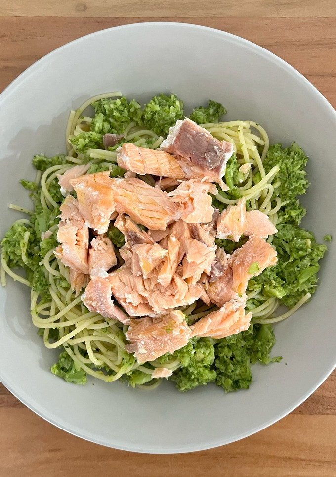 Una foto de 🥦 Pasta con salmón y salsa de brócoli 🐟