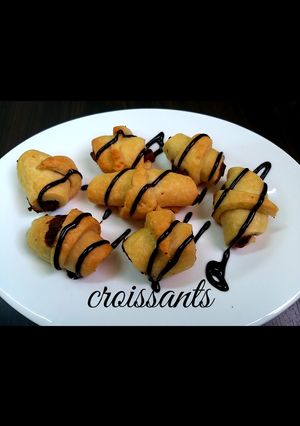 சாக்லேட் குரேசான் (Chocolate crescent recipe in tamil) செய்முறை முக்கிய புகைப்படம்