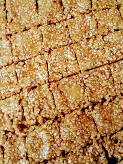 તલ ની ચીક્કી (Til Chikki Recipe In Gujarati) રેસીપી મુખ્ય ફોટો