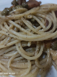 Una foto de Espaguetis con salsa de trufa 🧆
