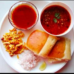 A picture of Misal Pav.