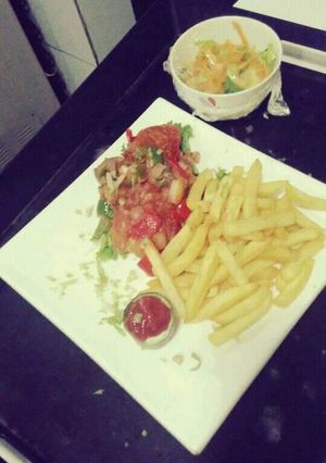 A picture of Chips with vegetables.