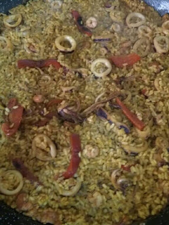Una foto de Paella de calamar y gambas