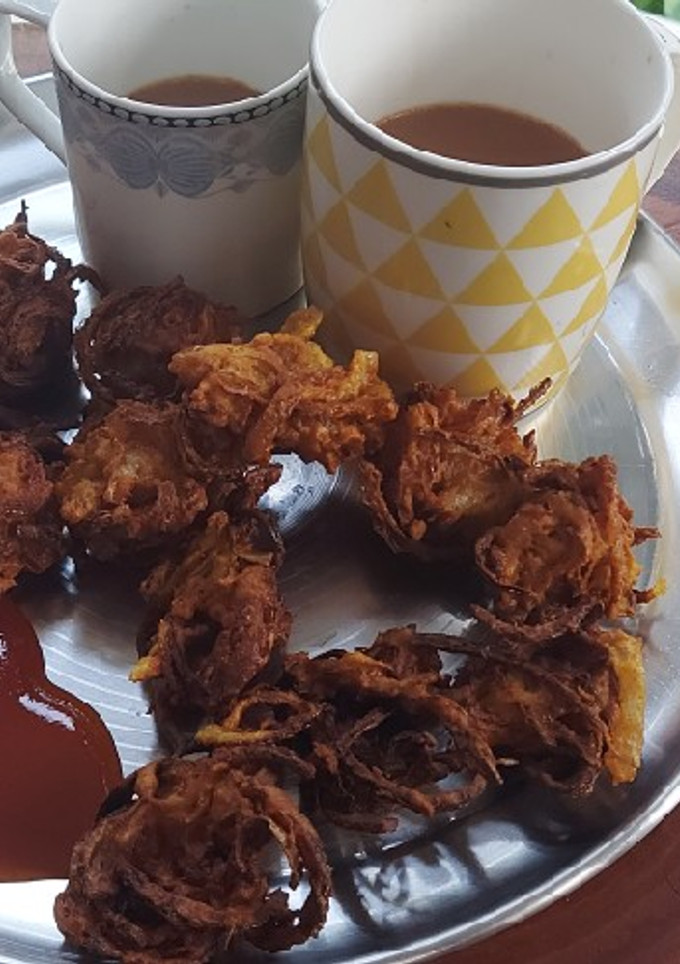 A picture of Kanda Bhaji (Onion Fritters).