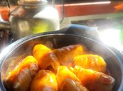 Una foto de carne con salsa de tomates