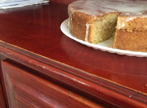 Una foto de Pastel de lima con semillas de amapola y relleno de manjar de lima