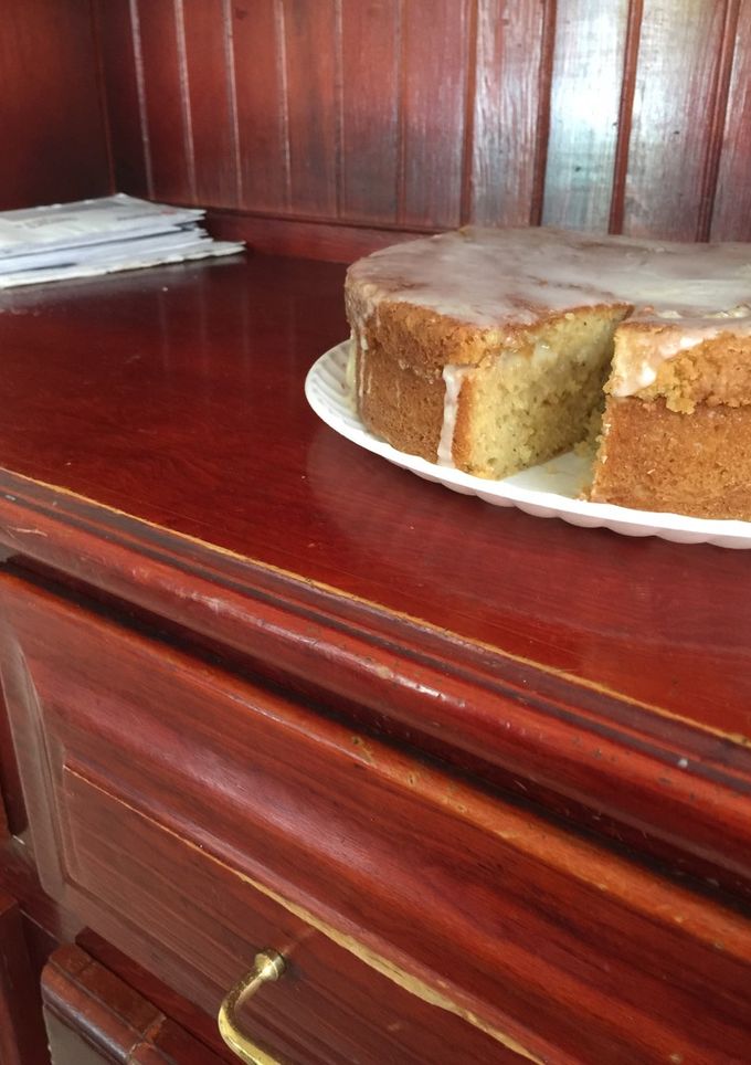 Una foto de Pastel de lima con semillas de amapola y relleno de manjar de lima