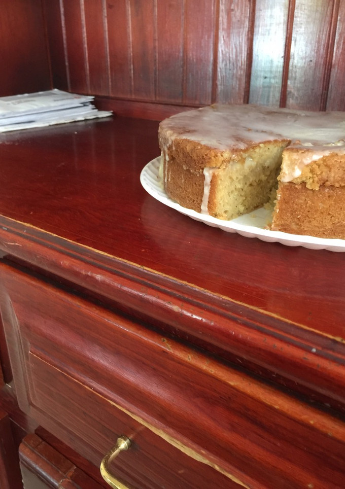 Una foto de Pastel de lima con semillas de amapola y relleno de manjar de lima