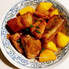 A picture of Braised ribs with potatoes 红烧排骨土豆.