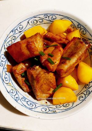 A picture of Braised ribs with potatoes 红烧排骨土豆.