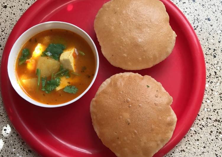 Aloo jhol and ajwain puri