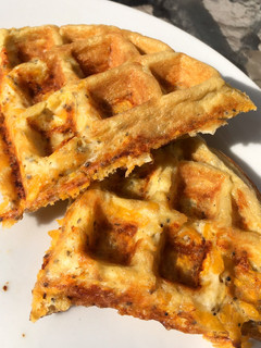 Una foto de Waffle chía queso y camote