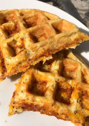 Una foto de Waffle chía queso y camote