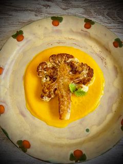 Una foto de COLIFLOR ASADA y Cremita de Zanahorias con Curry 😋