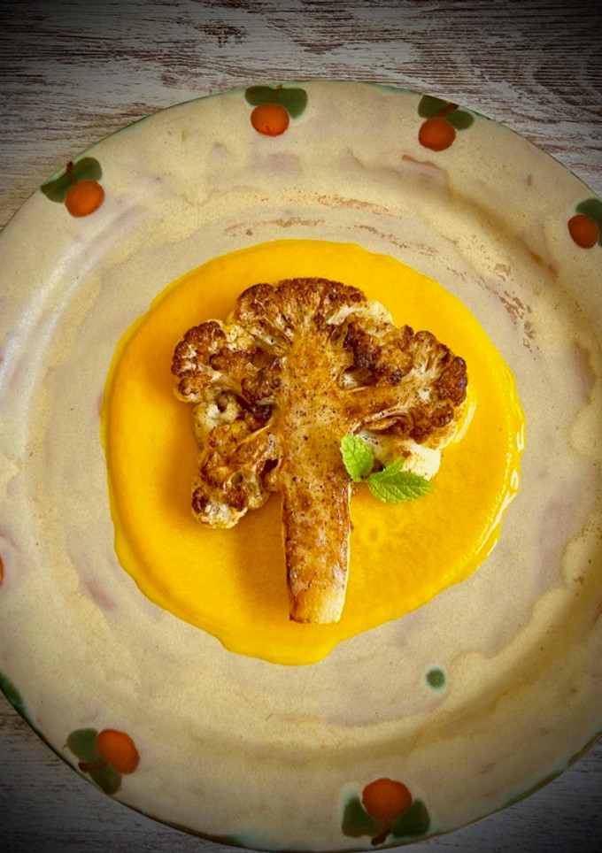 Una foto de COLIFLOR ASADA y Cremita de Zanahorias con Curry 😋