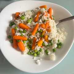 Una foto de Arroz, edamame, guisantes y zanahoria