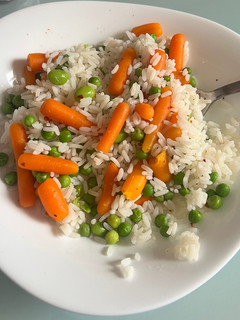 Una foto de Arroz, edamame, guisantes y zanahoria