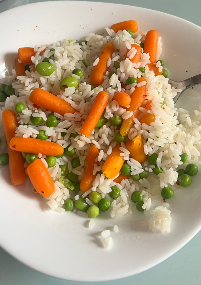 Una foto de Arroz, edamame, guisantes y zanahoria