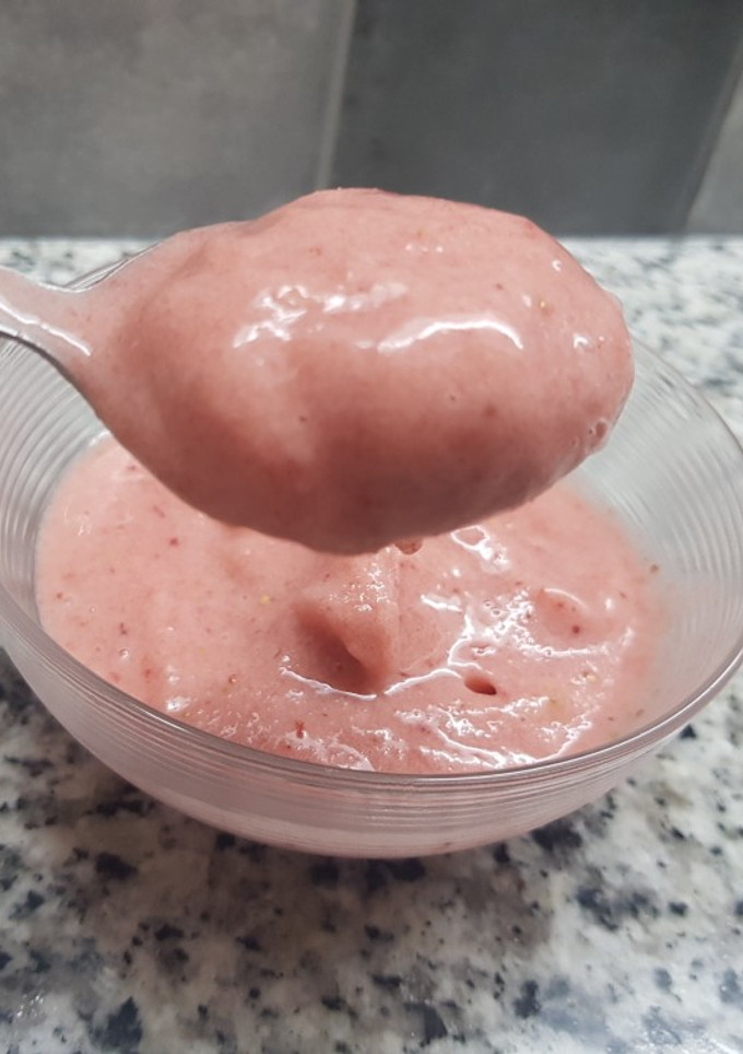 Una foto de Mousse de frutillas y banana