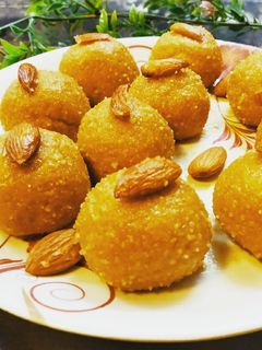 बेसन के लड्डू (Besan ke ladoo recipe in hindi) रेसिपी मुख्य फोटो