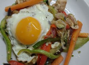 Una foto de Pollo salteado con verduras